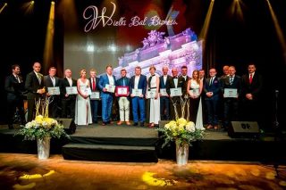 Prezes Zofia Wawrzynek odbierająca nagrodę